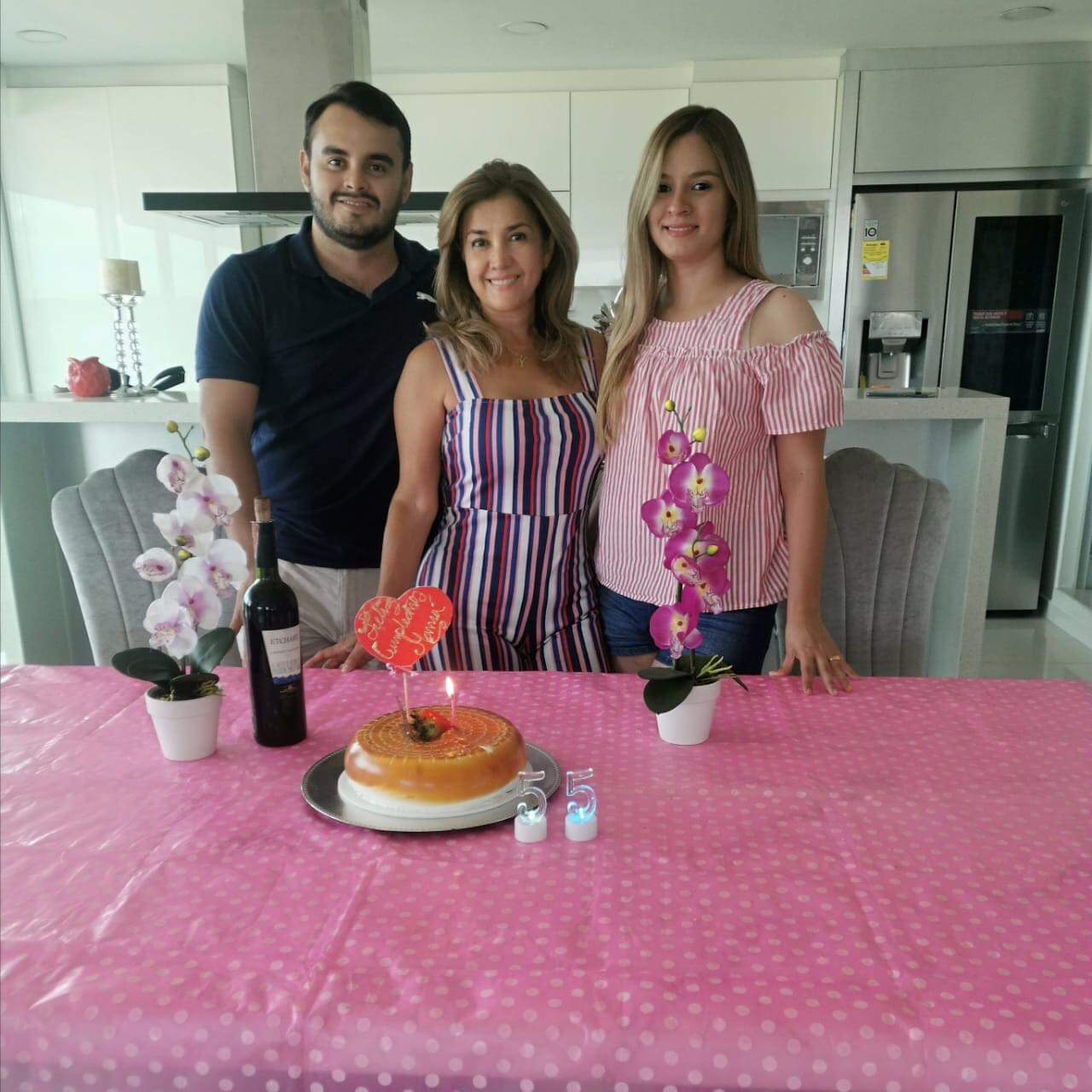 La cumpleañera junto a sus hijos Leonardo y María Camila Valderrama Quintero.